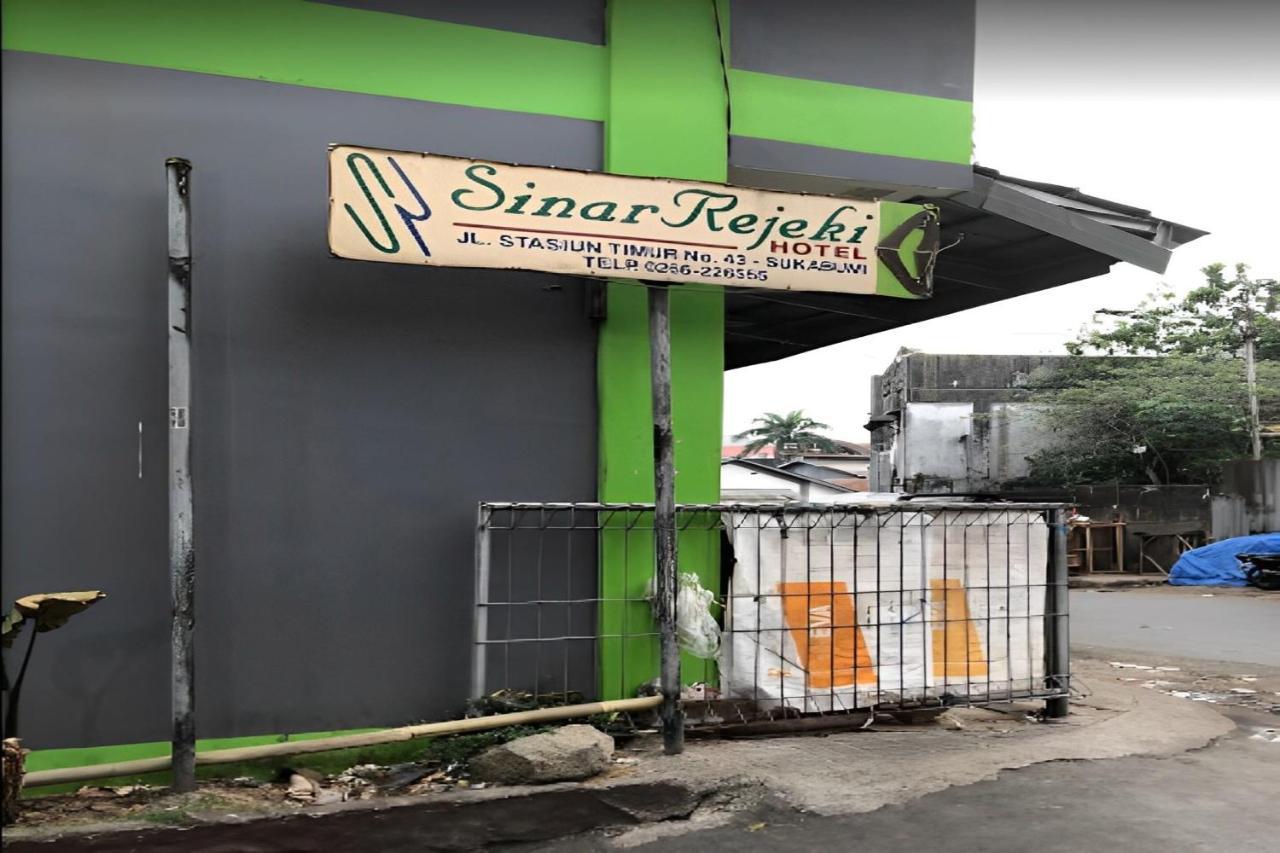 Oyo 92324 Hotel Sinar Rejeki 苏加武眉 外观 照片