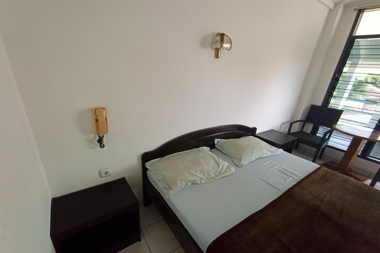 Oyo 92324 Hotel Sinar Rejeki 苏加武眉 外观 照片